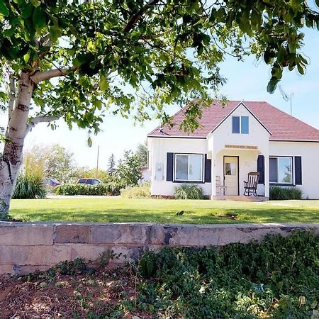 Hot Tub And Grandma'S Cottage, Charming And Nostalgic แบลนดิง ภายนอก รูปภาพ
